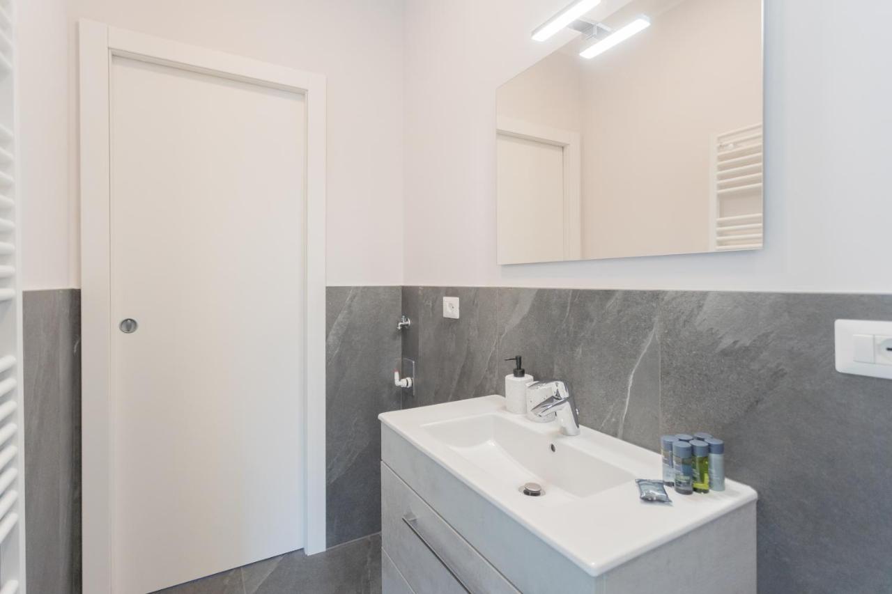 Sant'Agostino Apartments By Rent All Комо Экстерьер фото